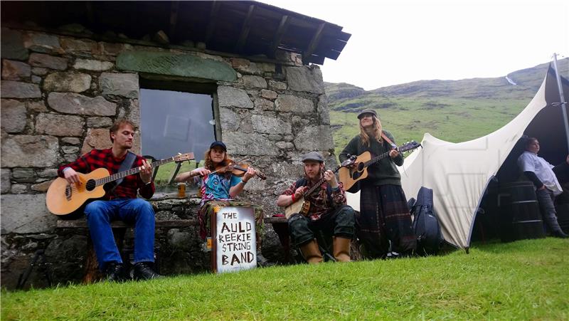 Tradicionalna američka folk glazba grupe The Auld Reekie String Band na Sceni Amadeo