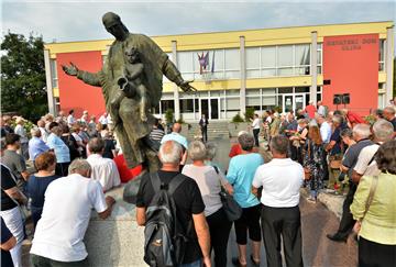 SNV odao počast Srbima ubijenima u ustaškim zločinima 1941. u Glini