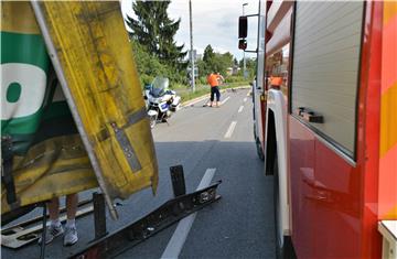 Zbog sudara tri kamiona u prekidu promet brzom cestom kroz Karlovac