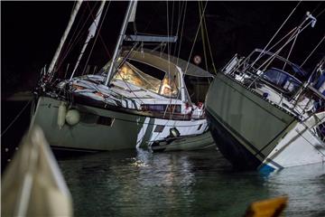 Nevrijeme u Dalmaciji:  vjetar nasukavao plovila na moru i čupao stabla na kopnu