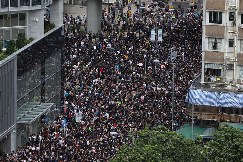 Ponovni prosvjedi u Hong Kongu, okupljaju se i pobornici policije