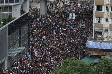 Ponovni prosvjedi u Hong Kongu, okupljaju se i pobornici policije