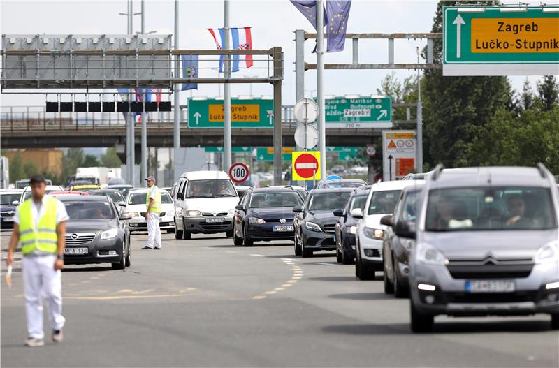 Vrlo gust promet na većini cesta u smjeru mora i unutrašnjosti