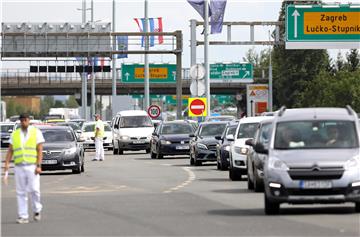 Vrlo gust promet na većini cesta u smjeru mora i unutrašnjosti