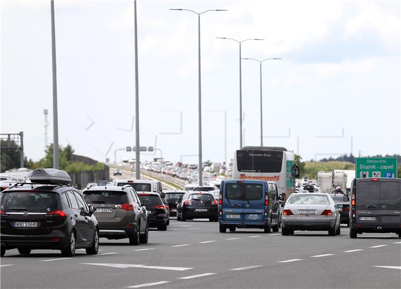 Vrlo gust promet na većini cesta u smjeru mora i unutrašnjosti