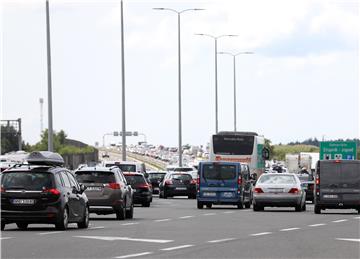 Vrlo gust promet na većini cesta u smjeru mora i unutrašnjosti