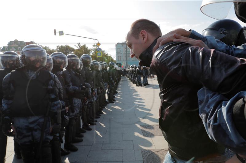 Ruska policija privela gotovo 700 prosvjednika