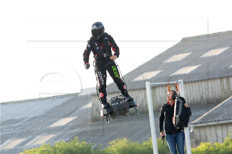 Leteći čovjek Franky Zapata uspio Flyboardom preletjeti La Manche