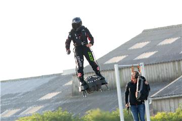 Leteći čovjek Franky Zapata uspio Flyboardom preletjeti La Manche