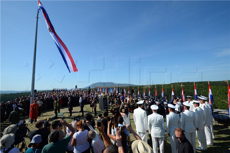 DAN POBJEDE Na Kninskoj tvrđavi podignuta zastava Republike Hrvatske