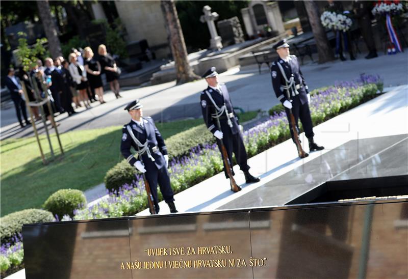 Wreaths laid at central Zagreb cemetery for Victory Day