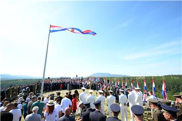 DAN POBJEDE Na Kninskoj tvrđavi podignuta zastava Republike Hrvatske