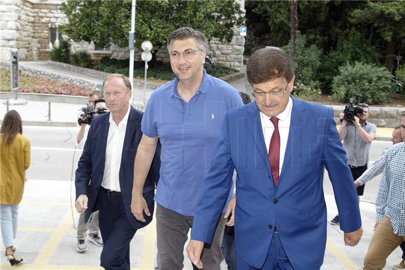 Premijer Plenković sa opatijskim gradonačelnikom Ivom Dujmićem