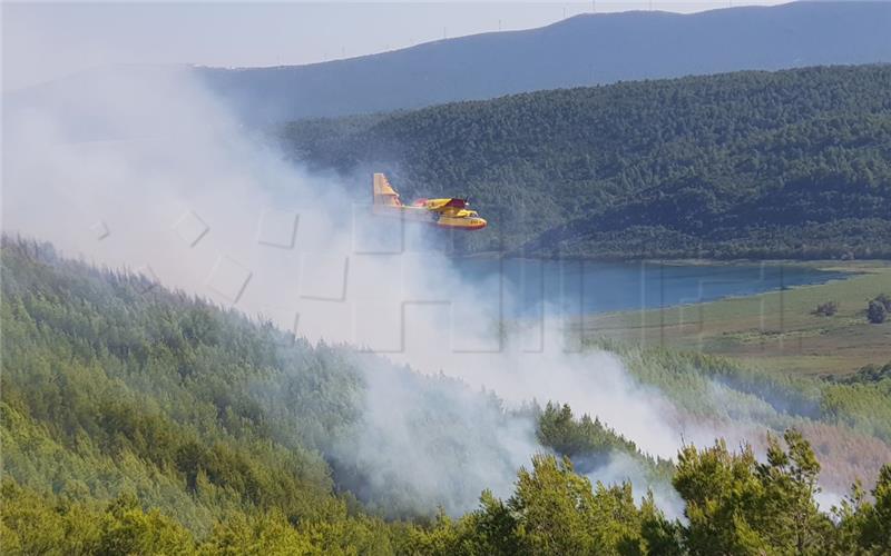 Na požarište kod Skradina upućene dodatne zračne snage