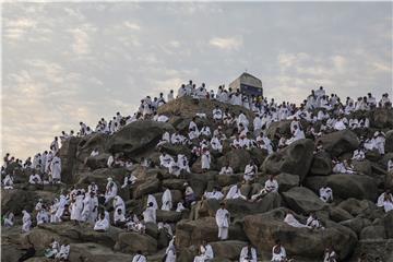 Muslimani se okupljaju na hadžu na planini Arafat