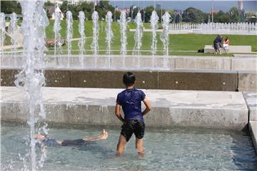 Sunčano i vrlo vruće,  dnevna temperatura i do 40 °C.