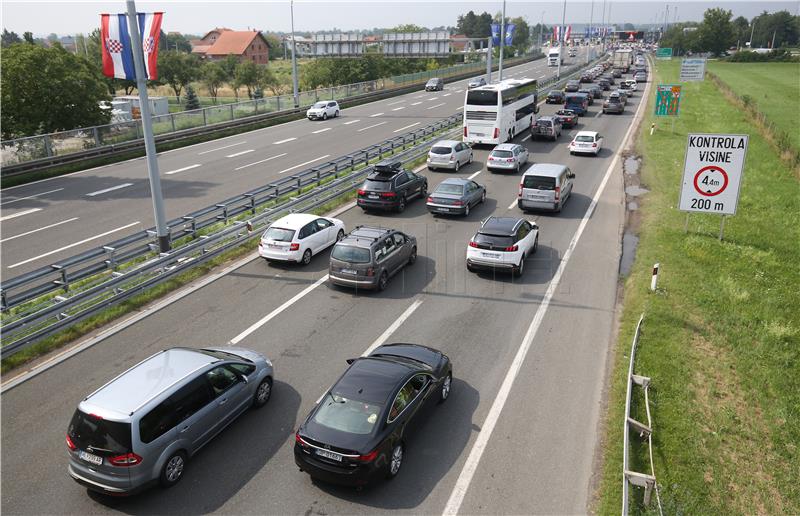 Kod Vukove Gorice usporeno, kolona oko osam kilometara