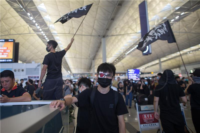 Zračna luka u Hong Kongu otkazala letove, policija upotrijebila vodene topove