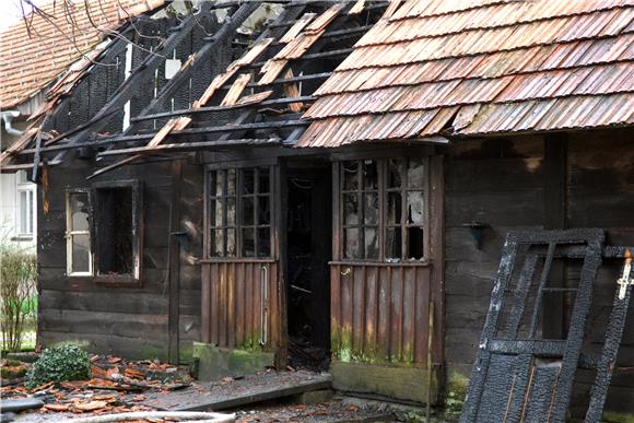 Umro je muškarac ozlijeđen u požaru drvene obiteljske kuće