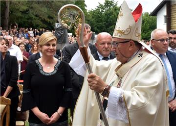 Kardinal Puljić predvodio misno slavlje u Komušini, hrvatska predsjednica Grabar-Kitarović nazočila kao vjernica