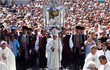 Svetkovina Velike Gospe u Sinju, u procesiji sa slikom Čudotvorne Gospe Sinjske i Plenković