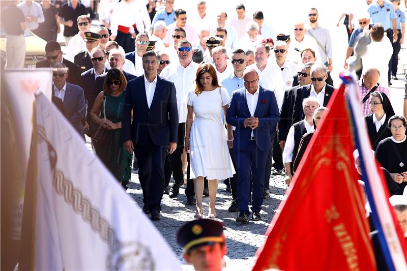 Svetkovina Velike Gospe u Sinju, u procesiji sa slikom Čudotvorne Gospe Sinjske i Plenković