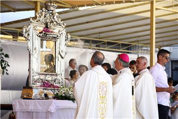 Svetkovina Velike Gospe u Sinju, u procesiji sa slikom Čudotvorne Gospe Sinjske i Plenković