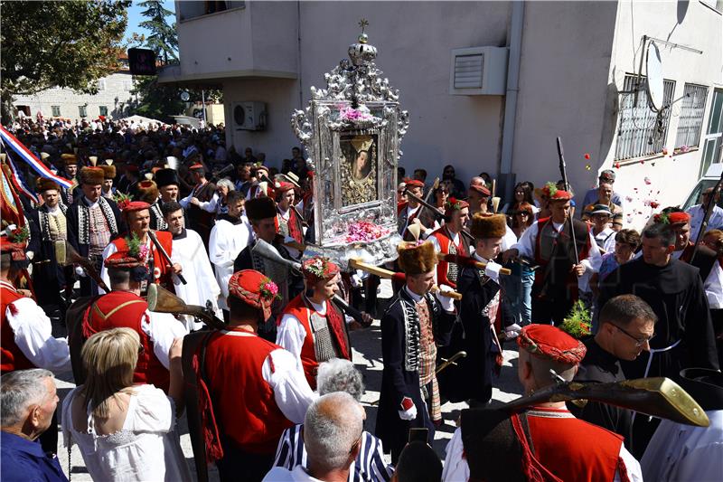 Svetkovina Velike Gospe u Sinju, u procesiji sa slikom Čudotvorne Gospe Sinjske i Plenković