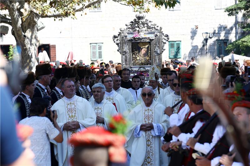 Svetkovina Velike Gospe u Sinju, u procesiji sa slikom Čudotvorne Gospe Sinjske i Plenković