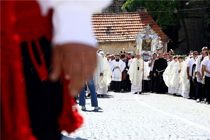 Svetkovina Velike Gospe u Sinju, u procesiji sa slikom Čudotvorne Gospe Sinjske i Plenković