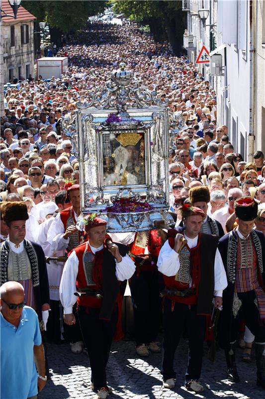 Svetkovina Velike Gospe u Sinju, u procesiji sa slikom Čudotvorne Gospe Sinjske i Plenković