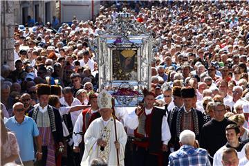 Svetkovina Velike Gospe u Sinju, u procesiji sa slikom Čudotvorne Gospe Sinjske i Plenković