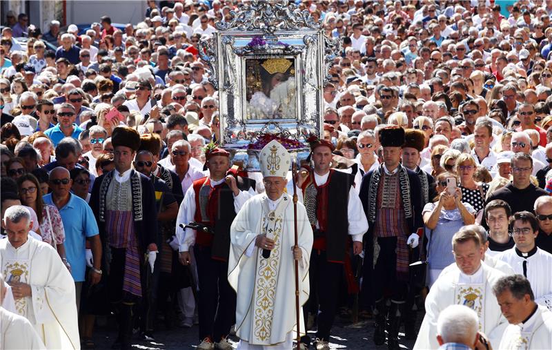 Svetkovina Velike Gospe u Sinju, u procesiji sa slikom Čudotvorne Gospe Sinjske i Plenković