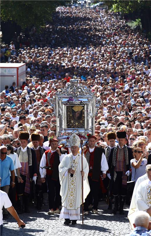 Svetkovina Velike Gospe u Sinju, u procesiji sa slikom Čudotvorne Gospe Sinjske i Plenković