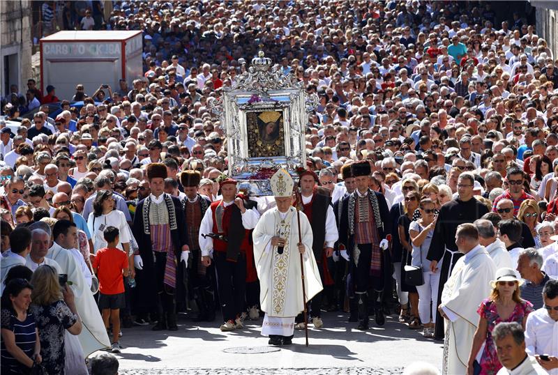 Svetkovina Velike Gospe u Sinju, u procesiji sa slikom Čudotvorne Gospe Sinjske i Plenković