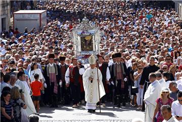 Svetkovina Velike Gospe u Sinju, u procesiji sa slikom Čudotvorne Gospe Sinjske i Plenković