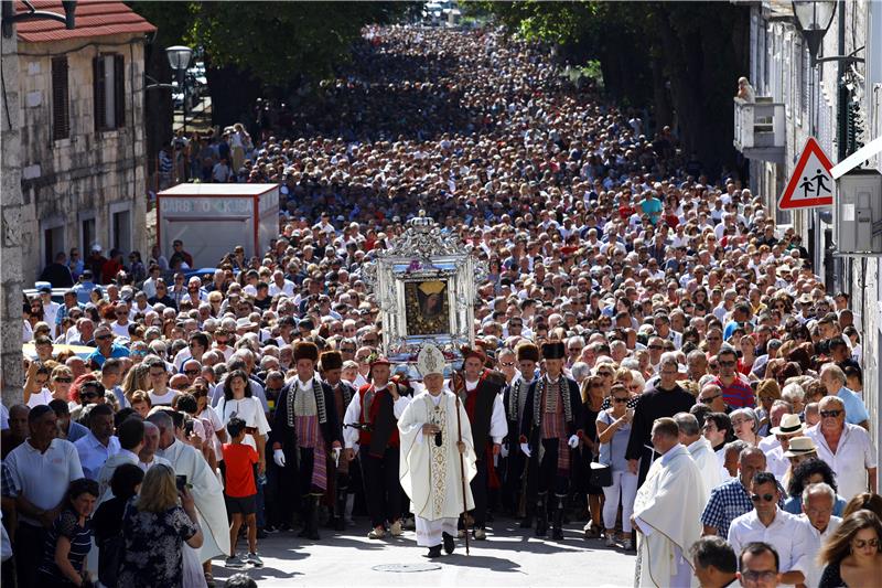 Svetkovina Velike Gospe u Sinju, u procesiji sa slikom Čudotvorne Gospe Sinjske i Plenković