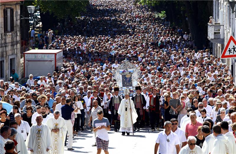 Svetkovina Velike Gospe u Sinju, u procesiji sa slikom Čudotvorne Gospe Sinjske i Plenković