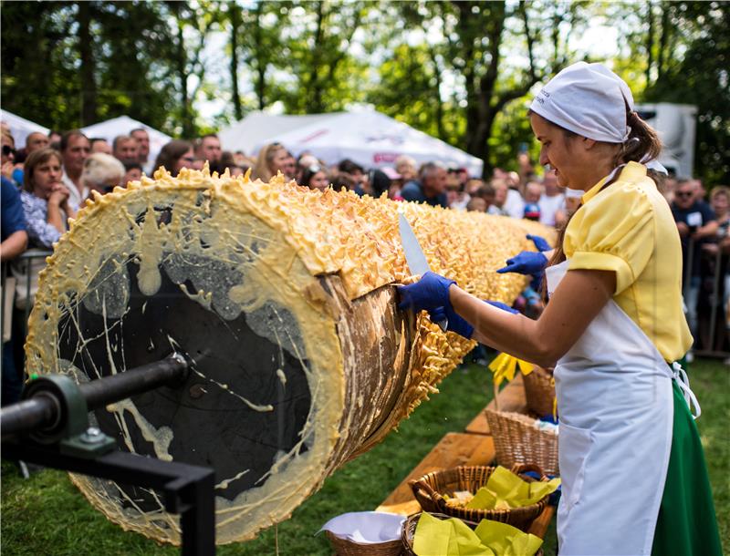 POLAND GIANT CAKE