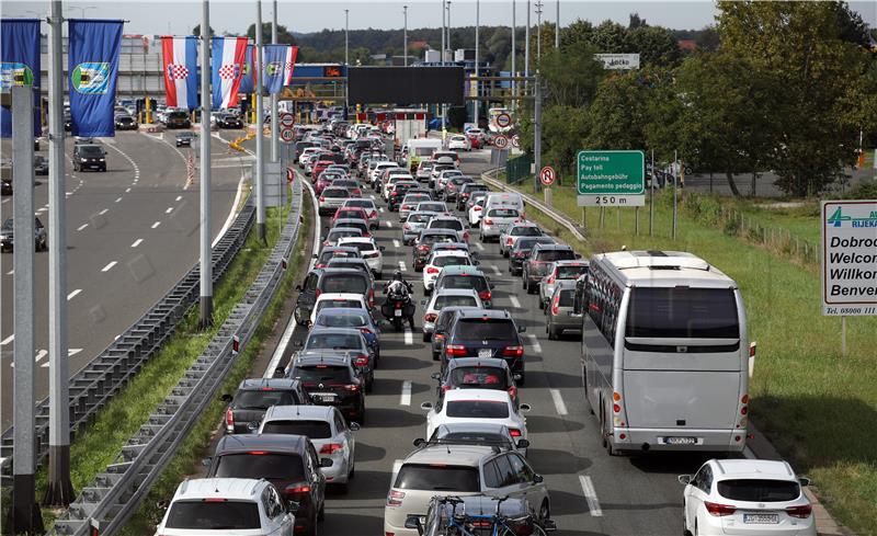 Velike kolone na naplatnim postajama Lučko u smjeru mora