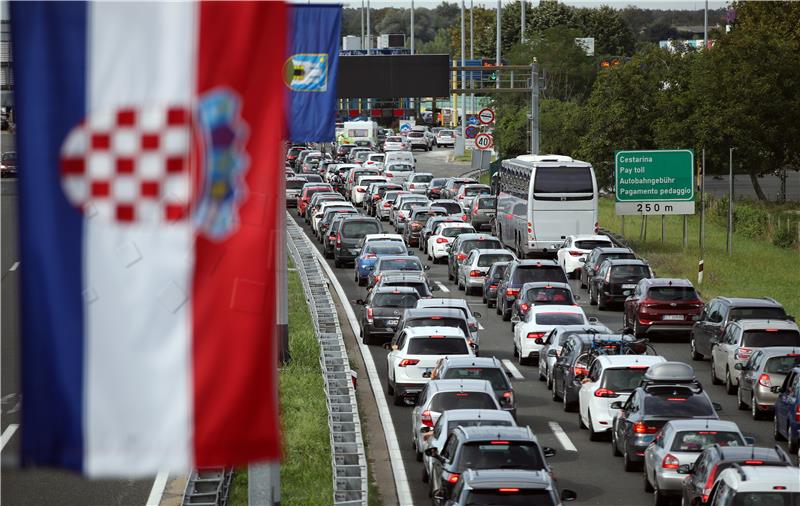 Velike kolone na naplatnim postajama Lučko u smjeru mora