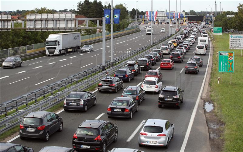 Velike kolone na naplatnim postajama Lučko u smjeru mora