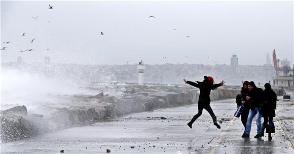 Jedna osoba poginula u nevremenu u Istanbulu