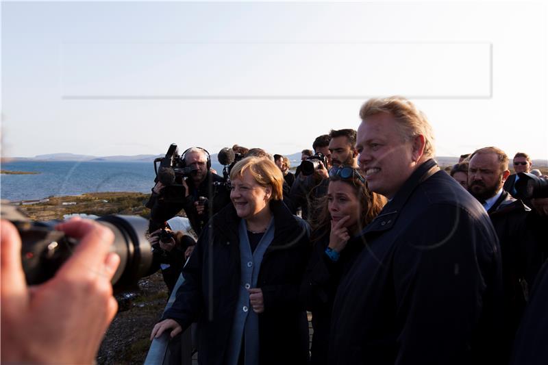 Merkel: moguće je pronaći rješenje irske granice bez novih pregovora o sporazumu 