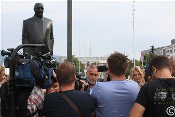 Bandić položio vijenac uz spomenik Većeslavu Holjevcu