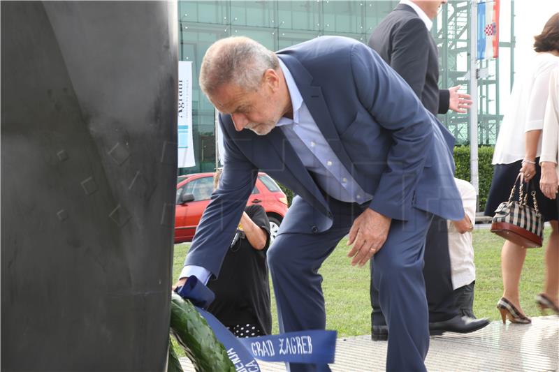 Bandić položio vijenac uz spomenik Većeslavu Holjevcu