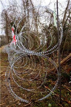 Slovenia putting up more fencing along border with Croatia