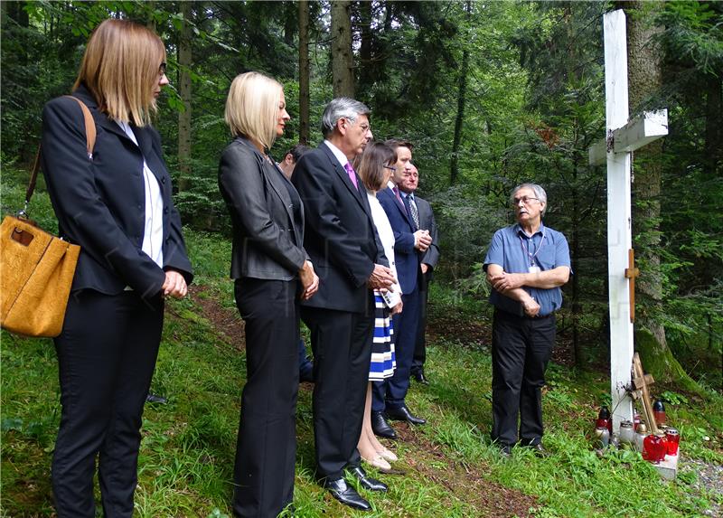 Vijenci u Macelju povodom Povodom Dana EU sjećanja na žrtve totalitarnih režima