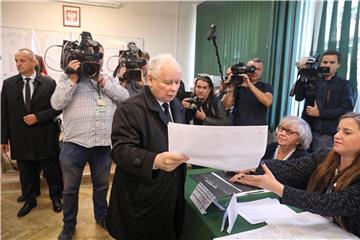 Poljska vladajuća stranka pogođena skandalima, pokazuju ankete 