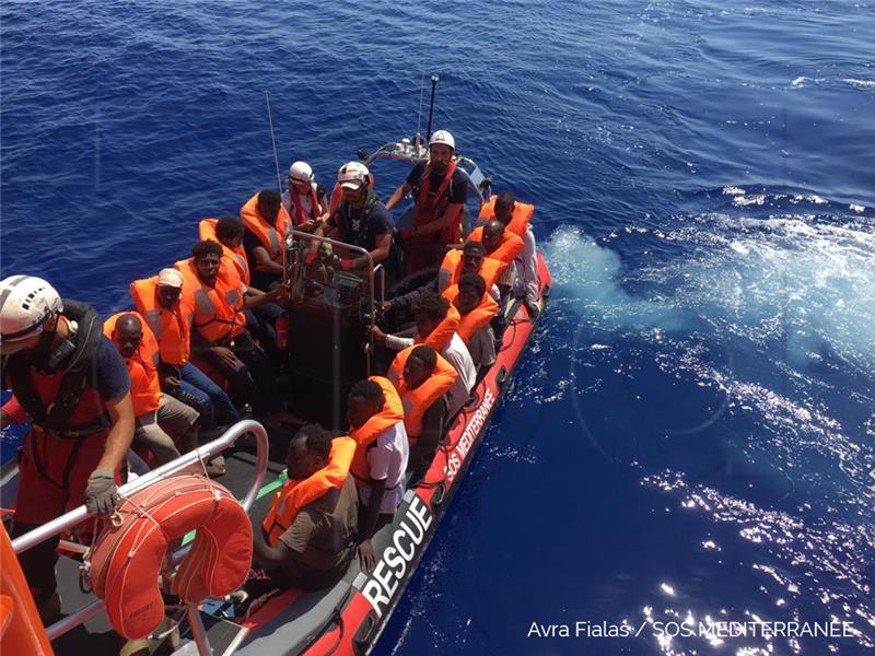 Migranti s Ocean Vikinga iskrcali se na Maltu prije raspodjele između država EU-a